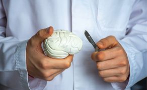 NAR_2_21_wiedza_w_praktyce_STANY_NAGLACE_W_NEUROCHIRURGII_DZIECI_iStock-1288131930