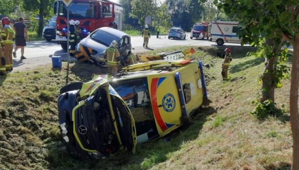 Wypadek karetki przewożącej poszkodowanych