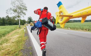 NAR_3_25_Jakub_Bilas_wiedza_w_praktyce_AMPUTACJA_WYPADEK_ROLNY_MASYWNY_KRWOTOK_iStock-900872594