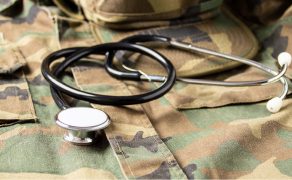 NAR_4_25_Adam_J_Stepka_warto_wiedziec_OCHRONA_ZDROWIA_W_WARUNKACH_KONFLIKTU_ZBROJNEGO_iStock-1363471937