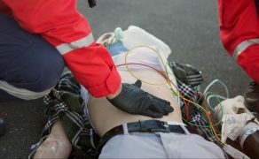 NAR_4_25_Maciej_Krawiec_ZNACZENIE_BADANIA_URAZOWEGO_W_PRAKTYCE_ZRM_iStock-2160750930