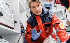 NAR_5_25_warto_wiedziec_Jacek_Wawrzynek_ZABURZENIA_PSYCHICZNE_W_PRAKTYCE_ZRM_iStock-1281350678