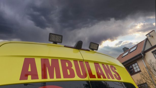 ratownicy24-mezczyzna-wybil-szybe-w-ambulansie