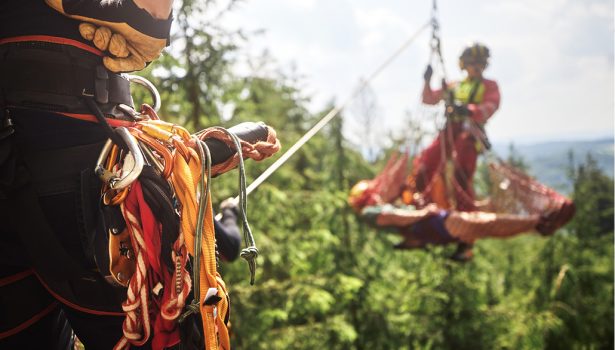 NAR_6_25_warto_wiedziec_Adrian_Dymarz_EWAKUACJA_PACJENTOW_Z_MIEJSC_TRUDNO_DOSTEPNYCH_iStock-1611601431