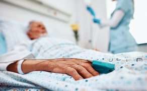 NAR_6_25_warto_wiedziec_Michal_Gach_POZOSTAWIENIE_OSOB_STARSZYCH_NA_SOR_W_OKRESIE_SWIATECZNYM_iStock-1422148072