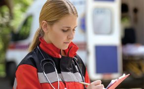 Umowa o udzielanie zamówienia na świadczenia zdrowotne jako podstawa wykonywania zawodu ratownika medycznego w ZRM-ie