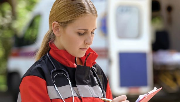 Umowa o udzielanie zamówienia na świadczenia zdrowotne jako podstawa wykonywania zawodu ratownika medycznego w ZRM-ie