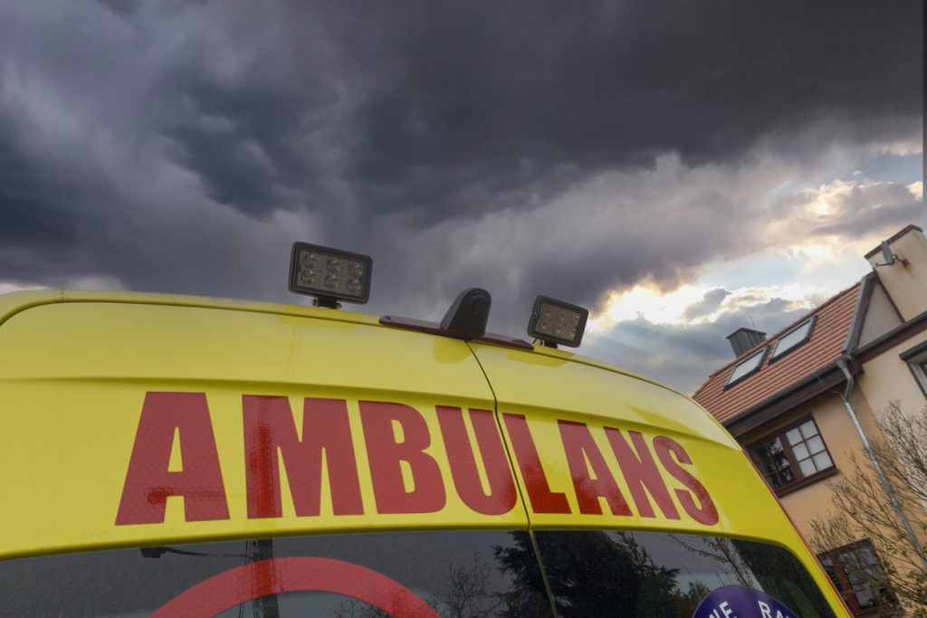 Karetka dachowała w centrum Szczecina