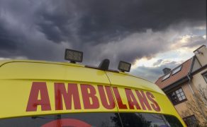 Karetka dachowała w centrum Szczecina