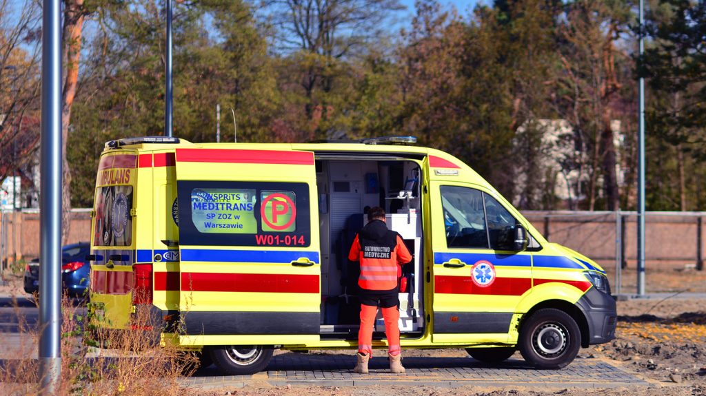 Mundur czerwony vs. niebieski – ratownicy medyczni w nowych barwach