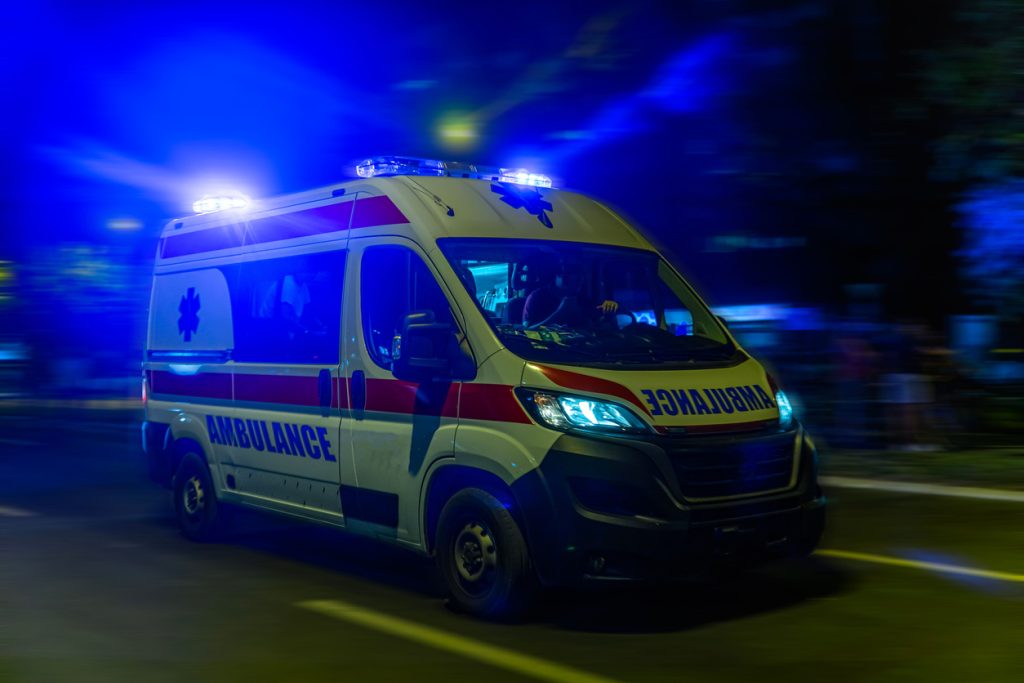 Gryzienie i bicie w karetce pogotowia. Groźne zdarzenie w Jaworzynce